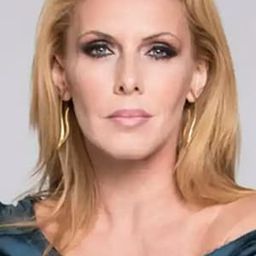 Evelina Papoulia 飾演 Marion