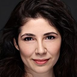 Buket Gülbeyaz - 爸爸的小提琴演員 飾演Leyla