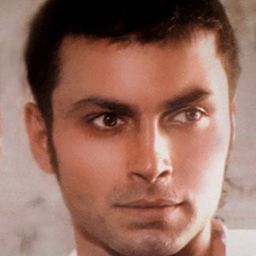 Dritan Biba 飾演 Asaltante jefe