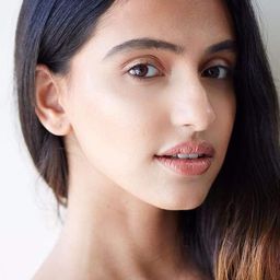 Teena Vellara 飾演 Twins