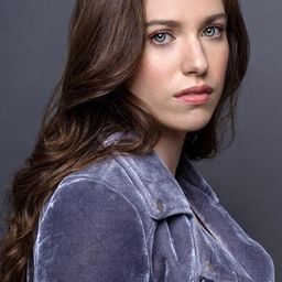 Julia Terranova 飾演 Lexi