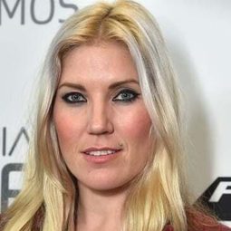 喬琳·范武格 飾演 Self