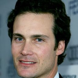 藍道·巴丁寇夫 - 毛小孩選邊站演員 飾演Glenn Hannon