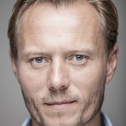 Hervé Sogne 飾演 Gilbert