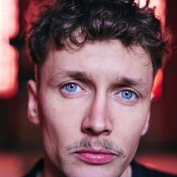 Julius Feldmeier 飾演 Aron