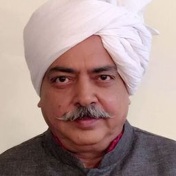 Karamveer Choudhary 飾演 Panditji