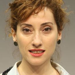 Berfu Öngören 飾演 Dilara