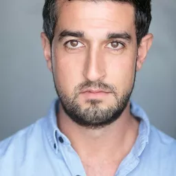 Beruce Khan 飾演 Feste