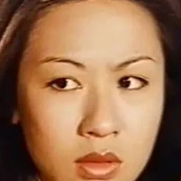 Emily Y. Chang 飾演 