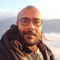 Teddy Maurya 飾演 Servant