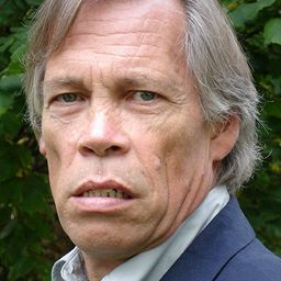 Klaus Stiglmeier 飾演 Schlegel