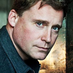 Tim Campbell 飾演 Frank