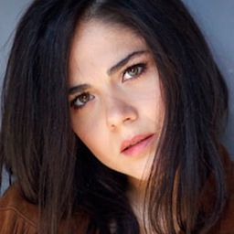 克勞蒂亞·川契絲 飾演 Emma