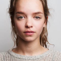 Olivia-Mai Barrett 飾演 Emily