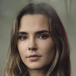 Siena Bjornerud 飾演 Anna