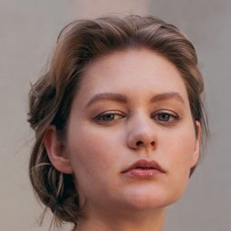 芮安·辛普金斯 飾演 Alice