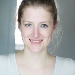 Lola Klamroth 飾演 Carmen