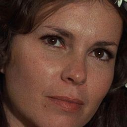 Pat Quinn 飾演 June