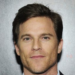 Mike Doyle - 孤兒殺手演員 飾演Dad Miller