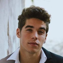 José Giménez-Zapiola 飾演 Alvaro