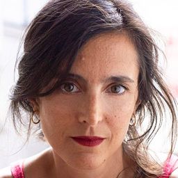 Charline Bourgeois-Tacquet 飾演 Vendeuse jardinerie