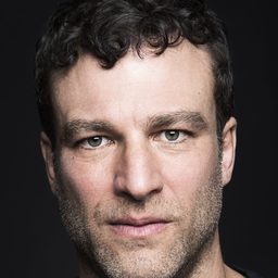 Robert Davide 飾演 Bryan