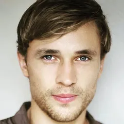 威廉·莫斯里 飾演 Jared