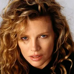 金貝辛格 - 格雷的五十道陰影：束縛演員 飾演Elena Lincoln