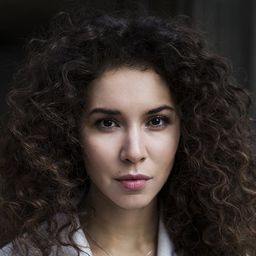 Manoush 飾演 Amanda