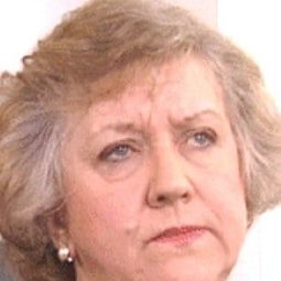 Anwen Williams 飾演 Mrs. Willis