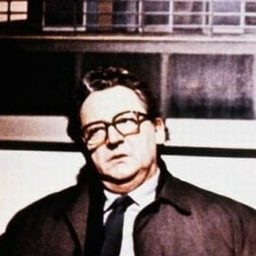 Walter Davy 飾演 Paul Schremser