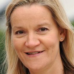 Kate Donnelly - Glasgow Girls演員 飾演Mrs McVey