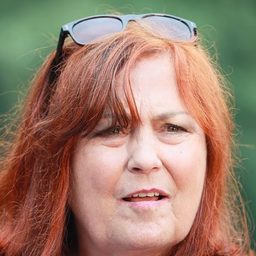 Vanda Švarcová 飾演 Female Customer