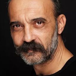 布拉克·奇門 飾演 Kambur Cuma