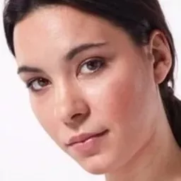 Ida Jablonska 飾演 Elena