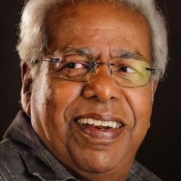 Thilakan 飾演 T.K.'s father
