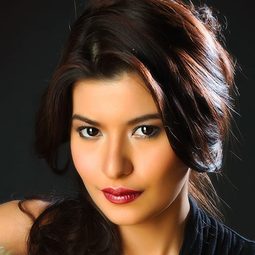 阿蘇恩妲·德羅西 - 愛上刁蠻美少女演員 飾演Carmela Velasco