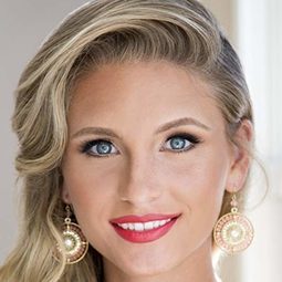 Mary Kate Malat 飾演 Singer