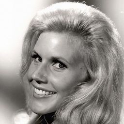 Mary Charlotte Wilcox 飾演 