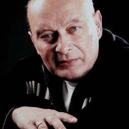 亞力山德·柏納斯 飾演 Edward