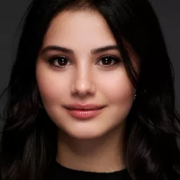 禾林·坎德米爾 飾演 Hande