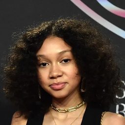 Casie Baker 飾演 Self