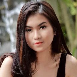 Safira Kaunang 飾演 Wati (Karyawan Restoran)