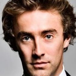 Dallas Campbell 飾演 Brett Murray