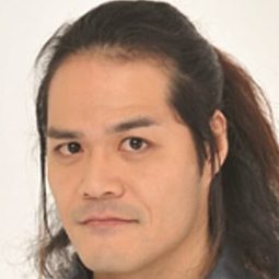 Hiroaki Yoshida 飾演 Kyō Shiranui (voice)