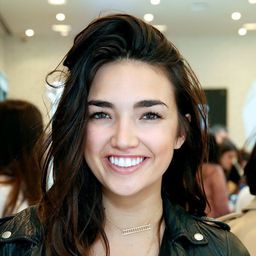 Hailee Keanna Lautenbach 飾演 Lucy