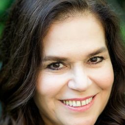 Mine Şenhuy Teber 飾演 Sidar