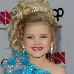 伊登·伍德 飾演 Darla