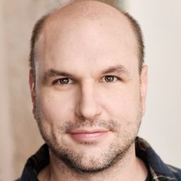 Brian Majestic 飾演 Father