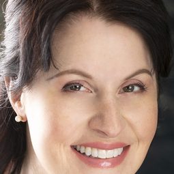 Kate Jo Hughes 飾演 Leader (Secretary)